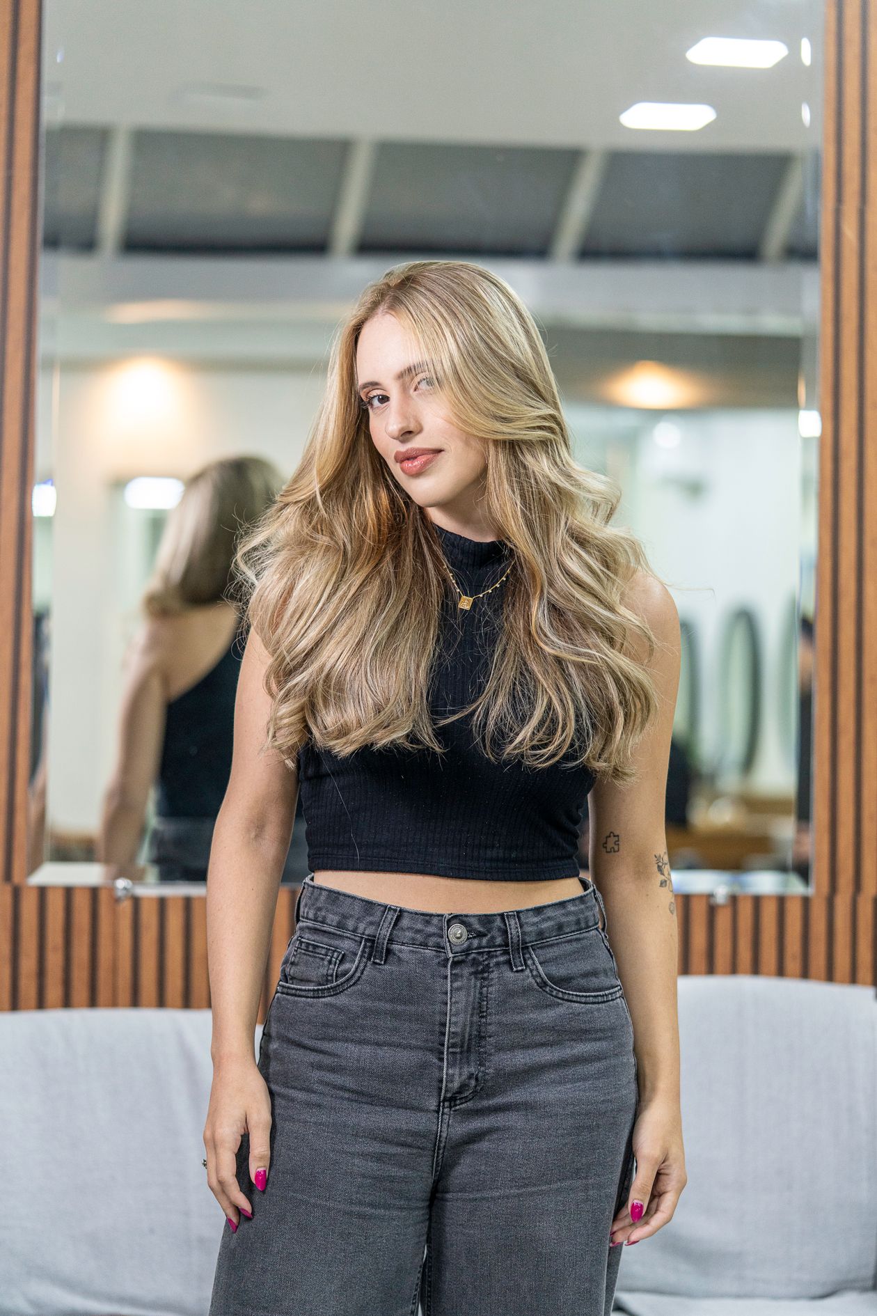 Femme avec cheveux de style dans un salon de beauté moderne
