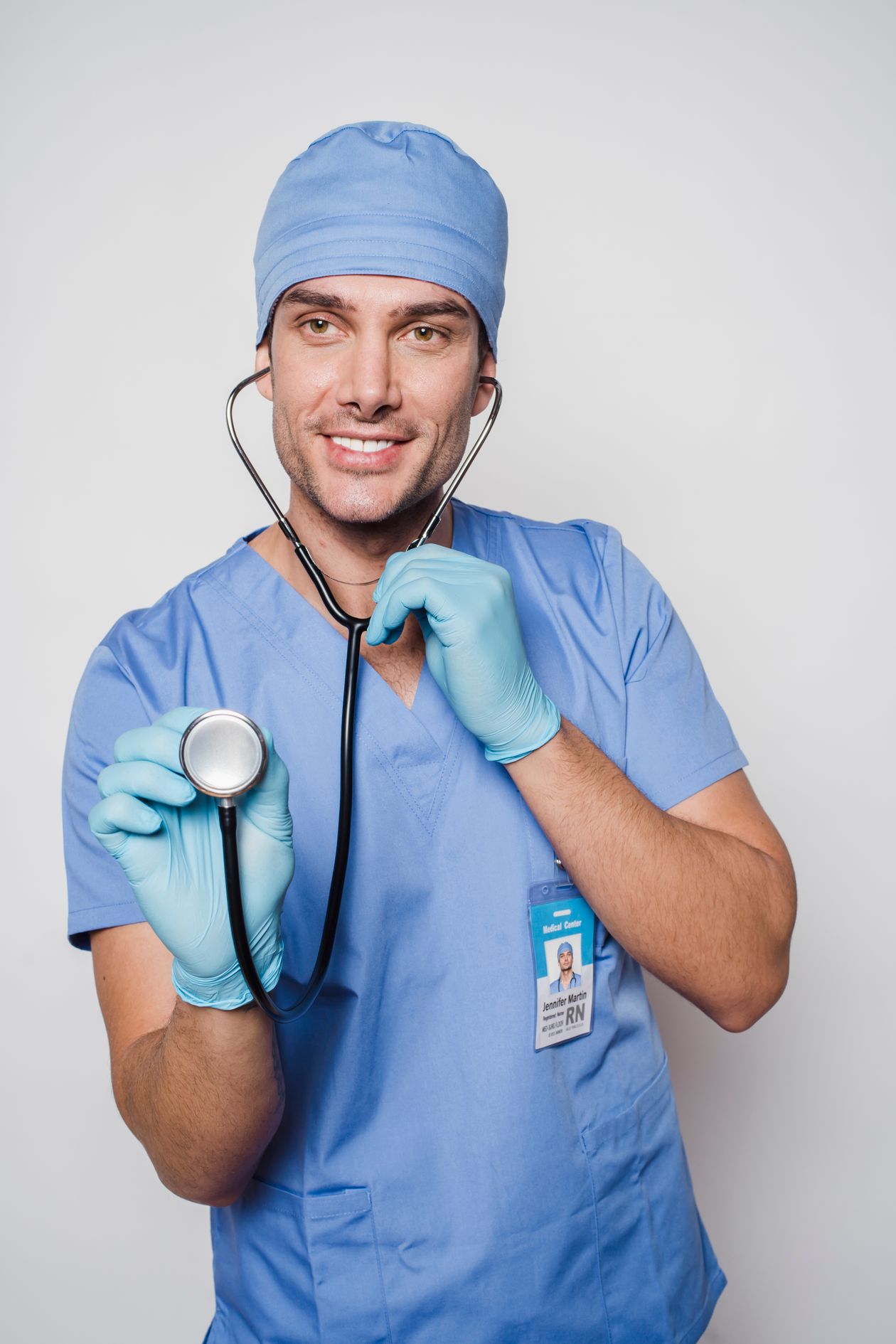 Médecin en blouse avec un stéthoscope dans une clinique lumineuse