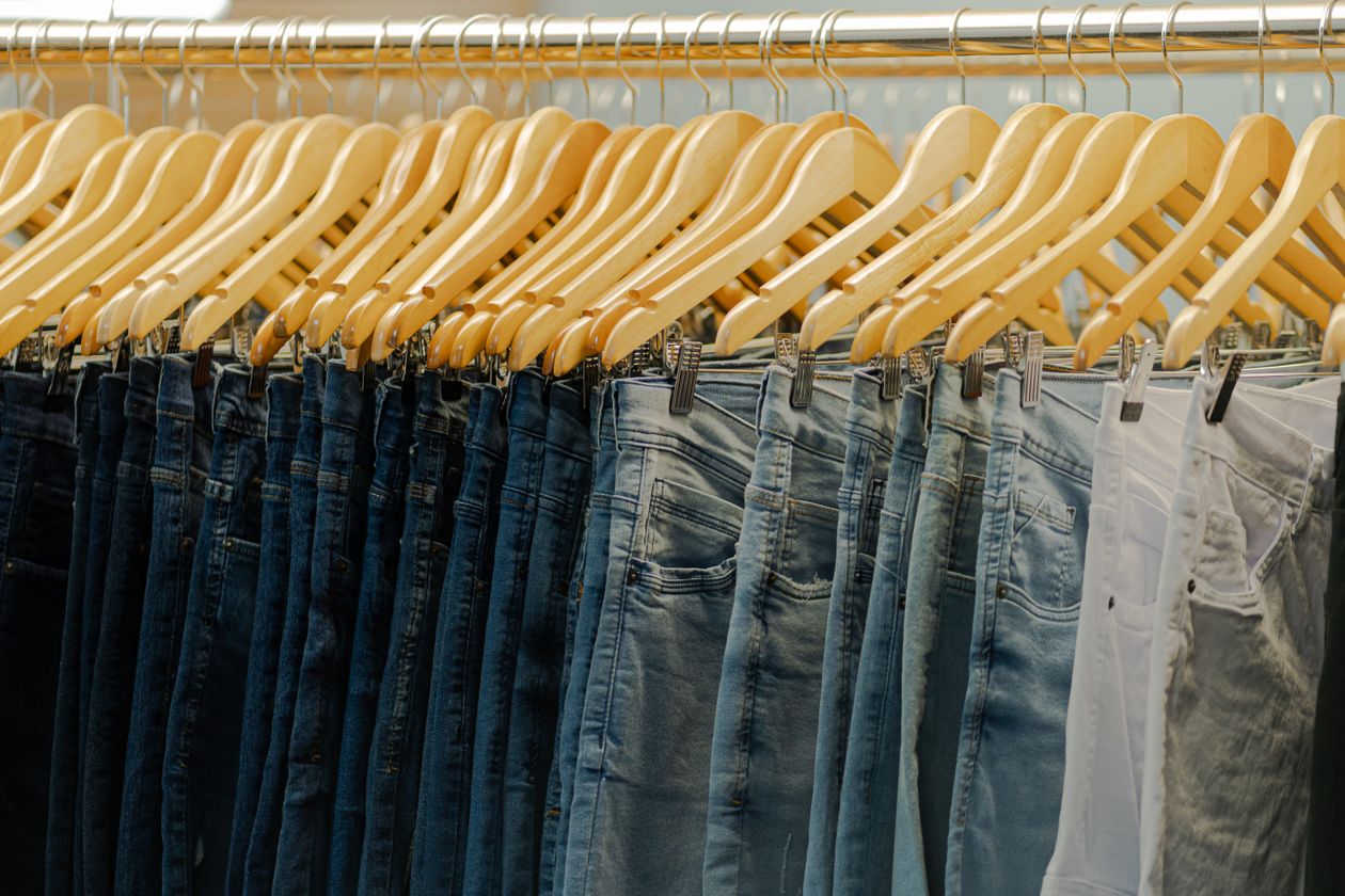 Vêtements sur cintres en bois dans un pressing local