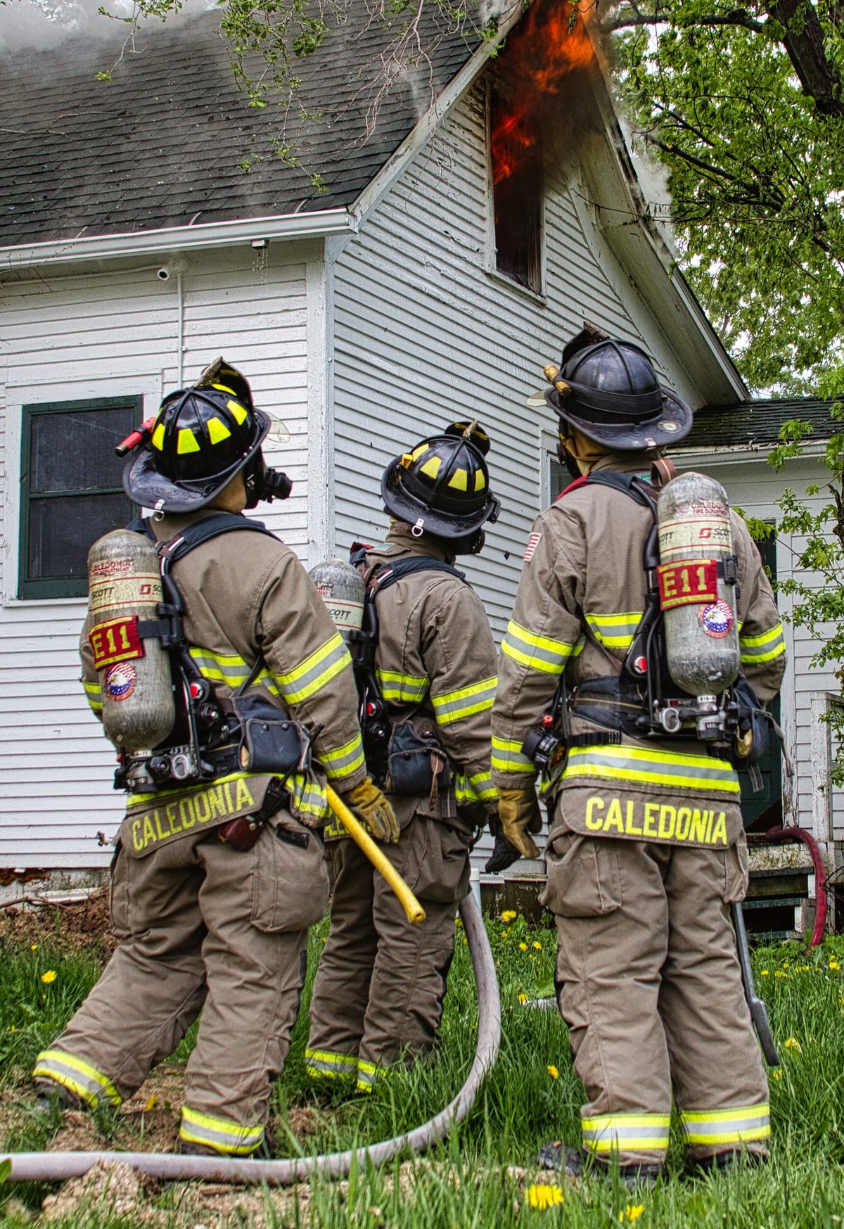Les pompiers combattent les flammes dans une maison d'habitation
