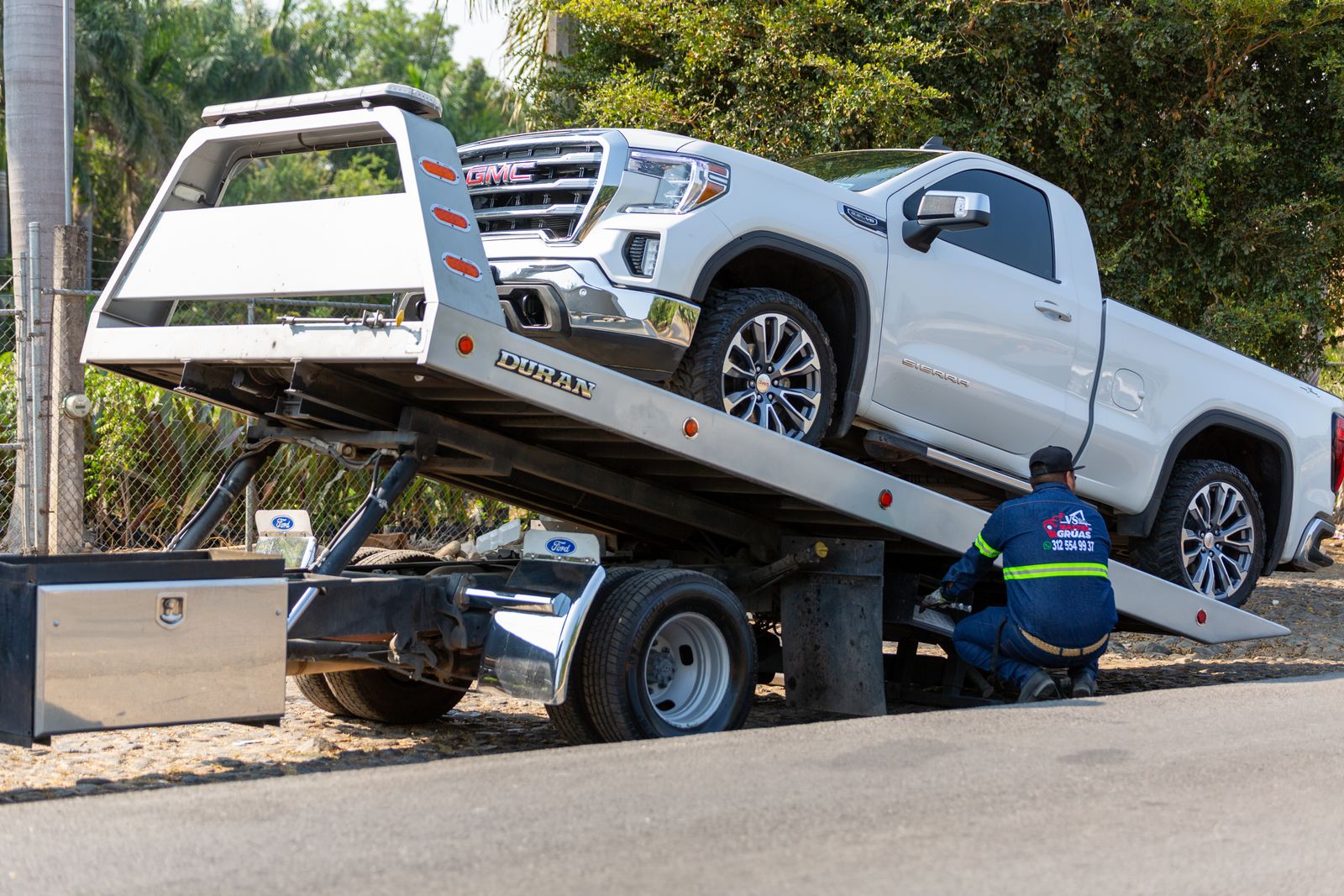 Une voiture chargée sur une dépanneuse sur le bord de la route