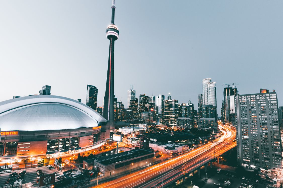 Skyline de Toronto avec la tour CN éclairée au crépuscule