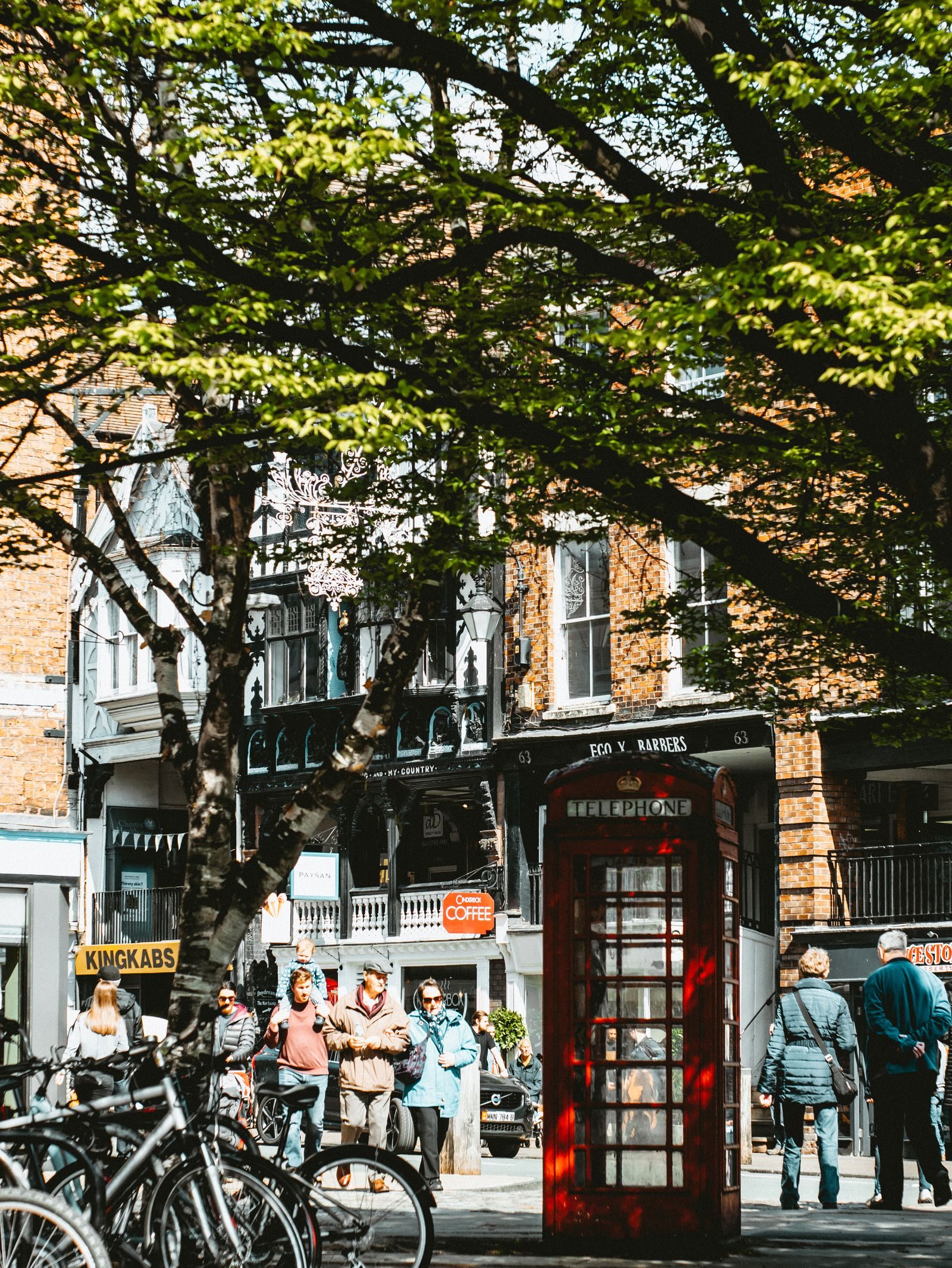 Chester Street avec cabine téléphonique historique, Angleterre