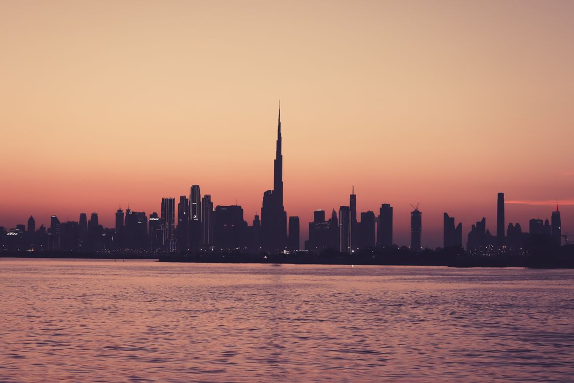 Horizon de Dubaï au crépuscule avec la silhouette de Burj Khalifa