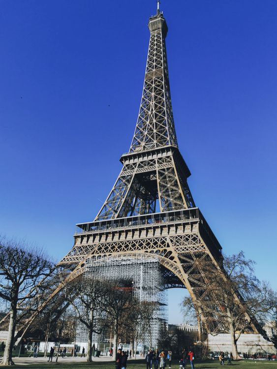 La Tour Eiffel s'élève au-dessus de Paris au crépuscule