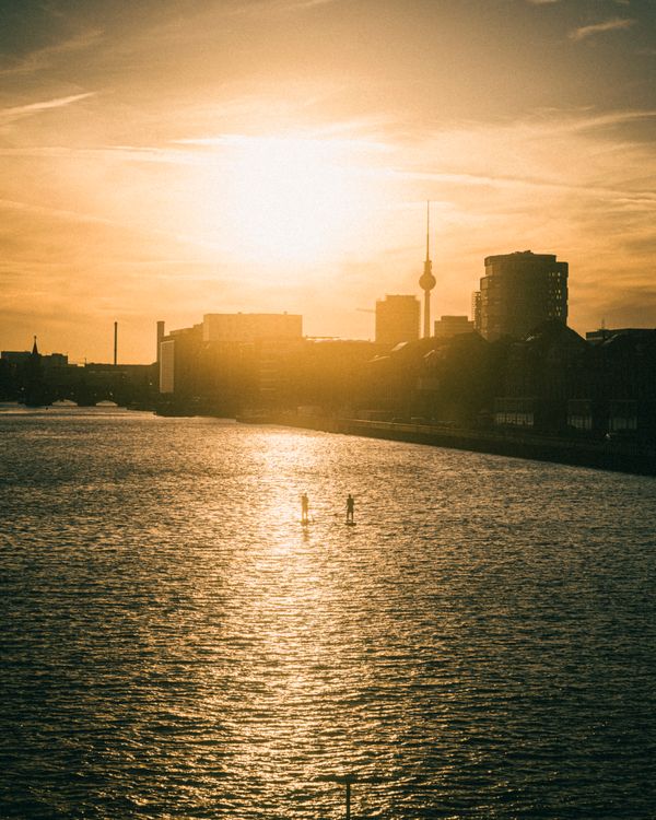 Horizon de Berlin au lever du soleil avec la tour de télévision