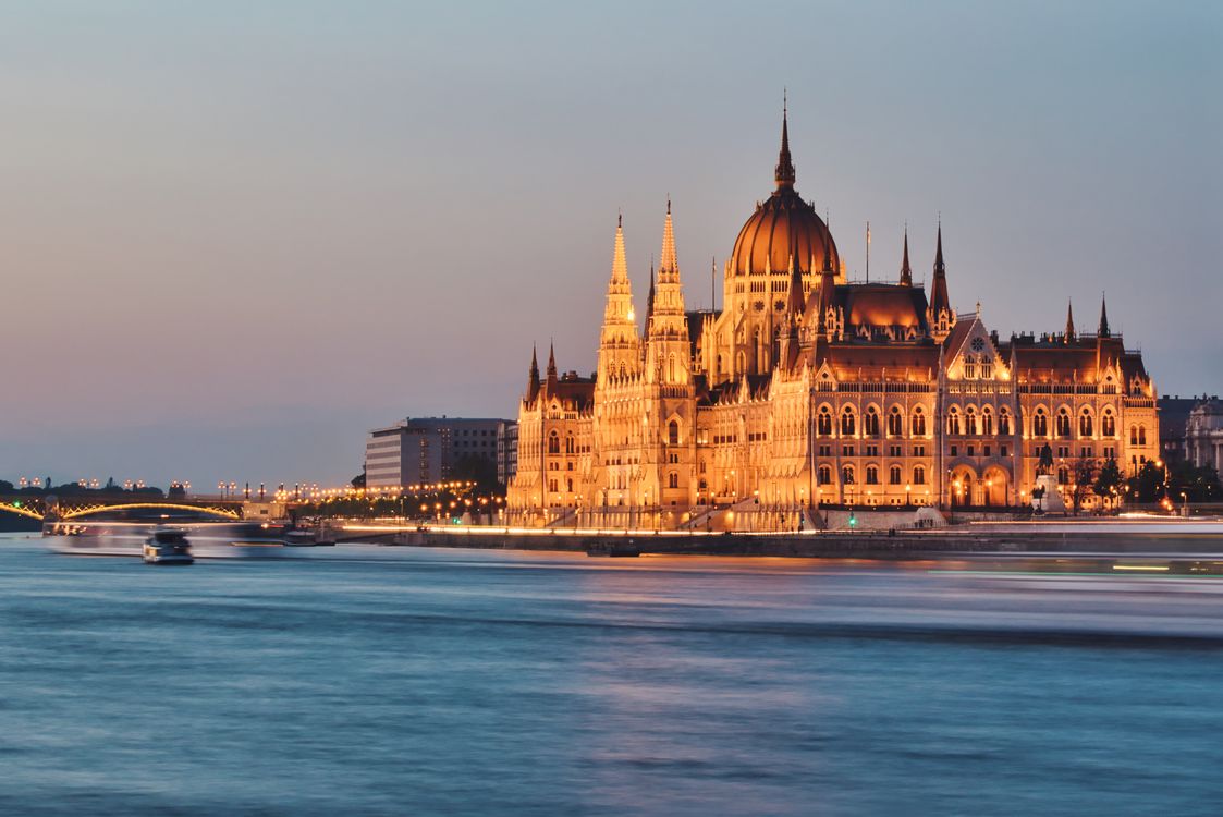 Parlement hongrois à Budapest au crépuscule