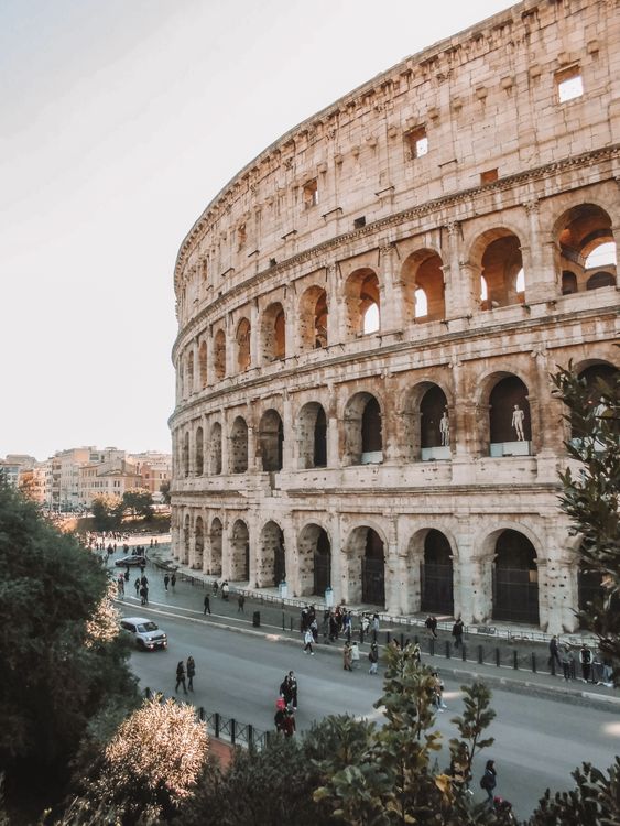Le Colisée à Rome avec la rue en bas