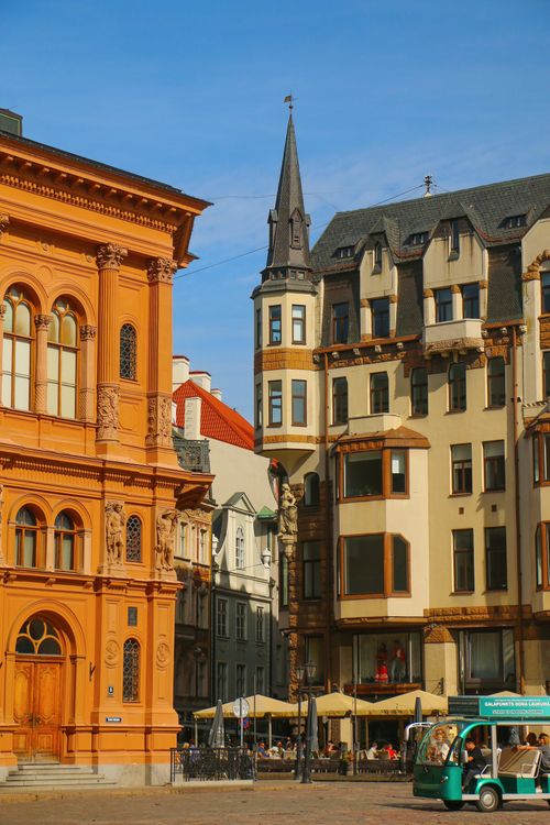 Place du Dôme dans la vieille ville de Riga