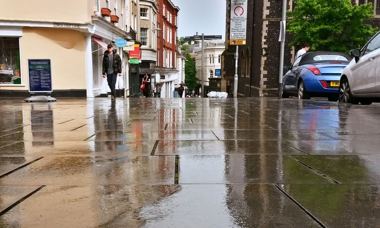 Rue historique pluviale dans le centre-ville de Norwich, Angleterre