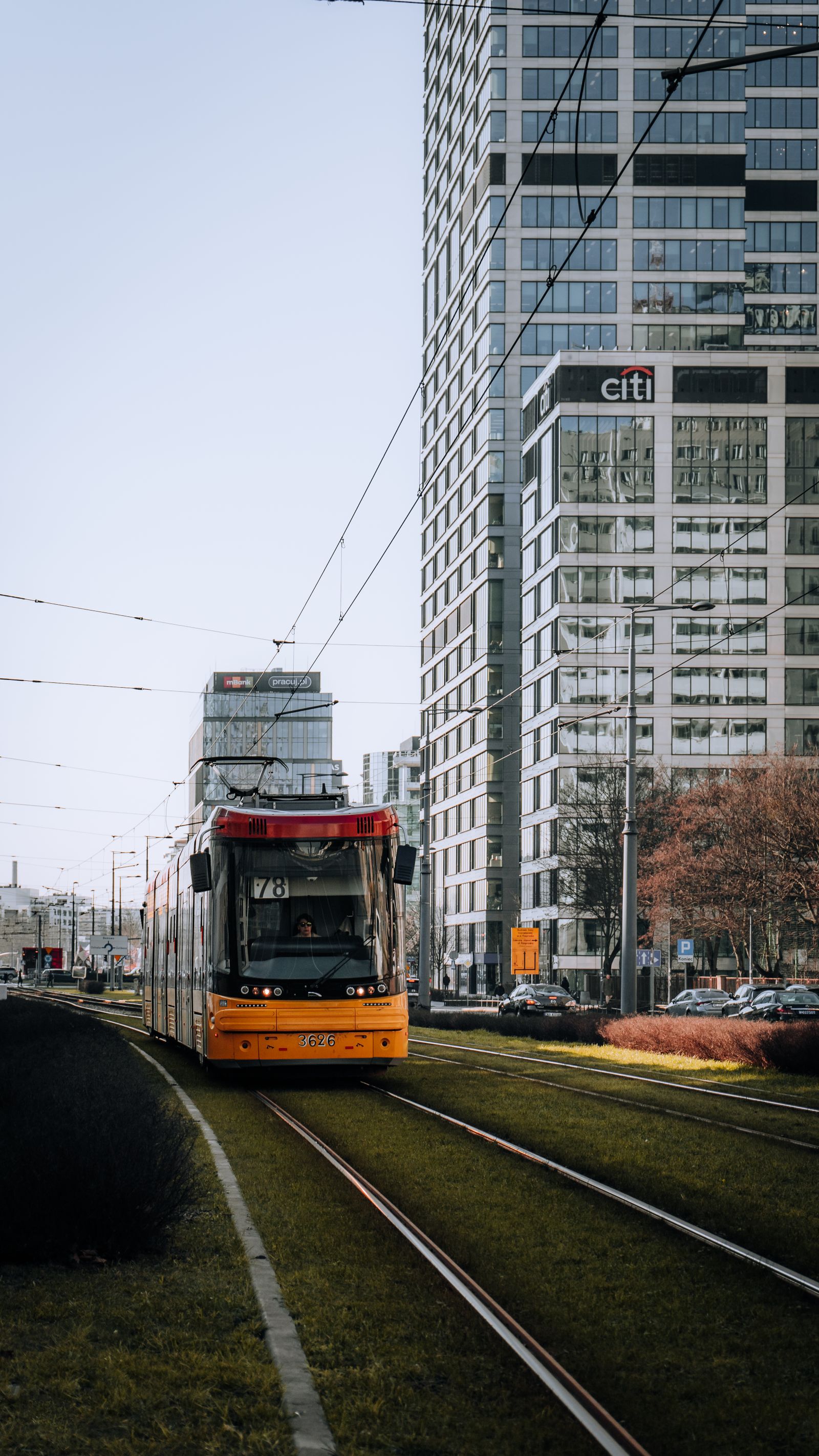 Tram et gratte-ciel modernes dans le centre-ville de Varsovie, Pologne — héros visuel