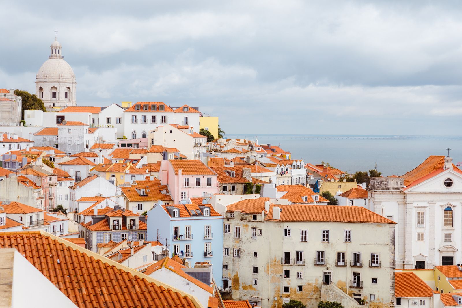 Toits du quartier d'Alfama et le Tage à Lisbonne, Portugal