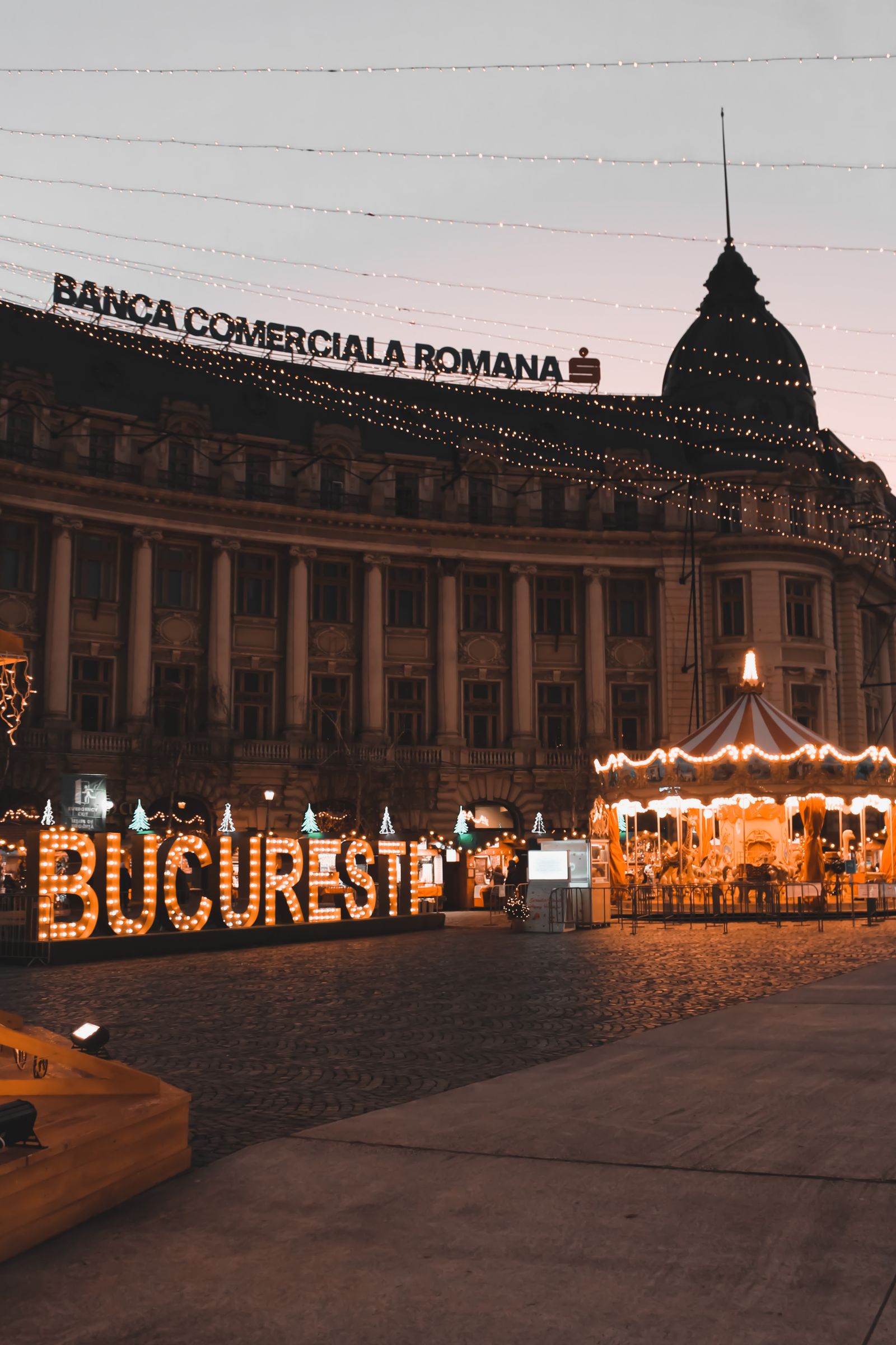 Place de la ville de Bucarest au crépuscule, Roumanie — visuel du héros