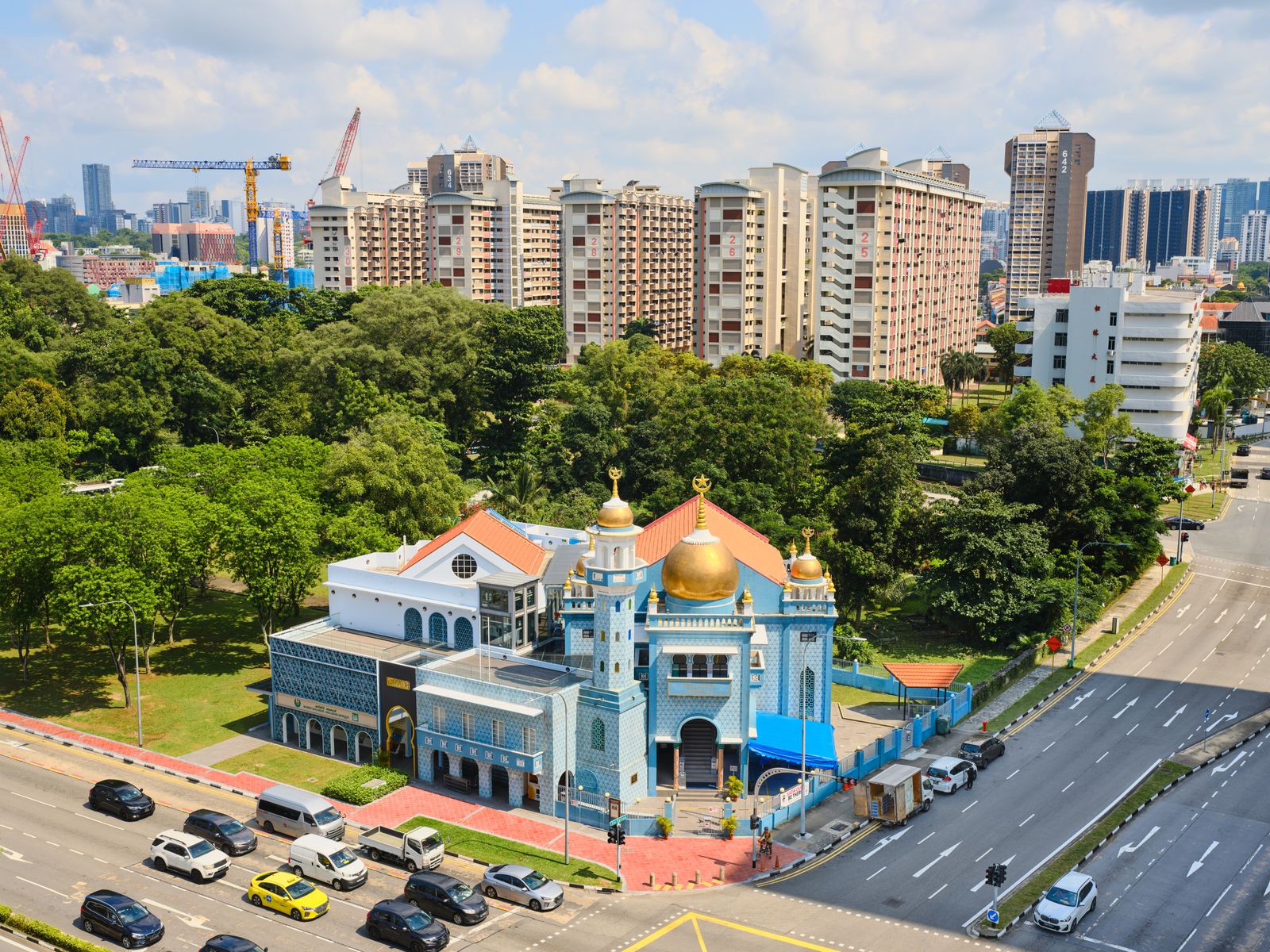 Mosquée et skyline de la ville à Singapour au crépuscule