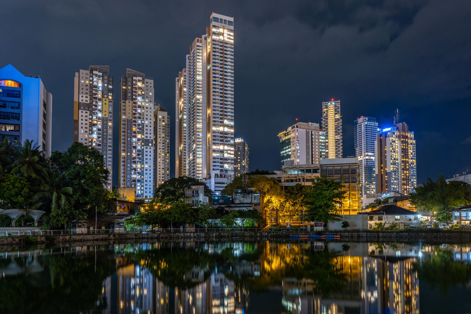 Le lac Beira et l'horizon de Colombo la nuit, Sri Lanka — visuel de héros