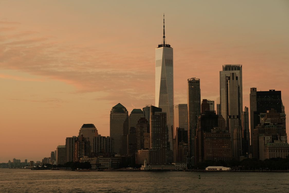 New York City Skyline au crépuscule avec One World Trade Center